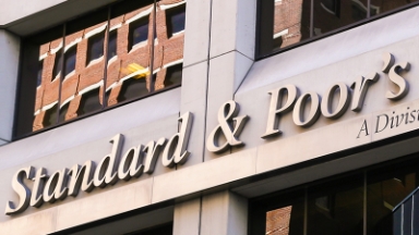 S&P halyqaralyq agenttigi Kaspi-diń reıtıńin kóterdi