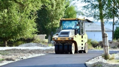 Созақ ауданында ауыл көшелеріне асфальт төселіп, жарықшамдар орнатылып жатыр