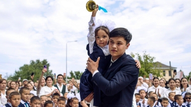 "Vernyı kapıtal" men Bolat Ótemuratov qory Esik oqýshylaryna zamanaýı mektep syıǵa tartty: alǵashqy saltanatty jıyn ótti