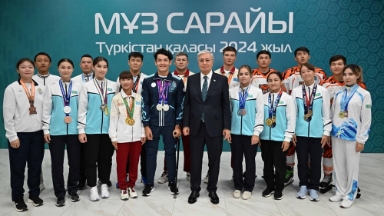 Prezıdent Muz saraıynda jas sportshylarmen kezdesip, olardyń patroıottyq sezimin oıatty