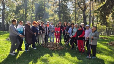 "Тазалық - баршамызға ортақ іс": алматылық зейнеткерлер скандинавиялық серуендеуді қоқыс жинаумен ұштастырды