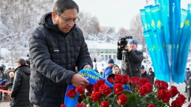 Almaty ákimi Táýelsizdik monýmentine gúl shoqtaryn qoıdy