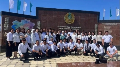 Aýyldarda boı kóterip jatqan Memlekettik rámizder alańy halyqtyń  patrıotızmin oıatyp, eldigimizdi nyǵaıtýda