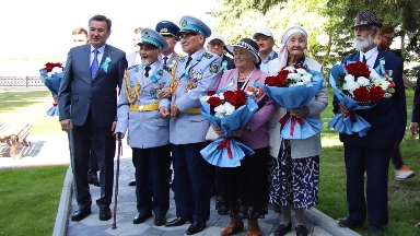 Өскеменде Жеңіс Парадына қатысқан ардагерлерді салтанатты түрде қарсы алды