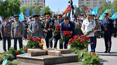 Семейде Мәңгілік алауға гүл шоқтарын қою рәсімі өтті