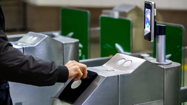 Almaty metrosynda týrnıketter jańaryp jatyr: jolaqyny karta nemese smartfonmen tóleý jeńildeıdi