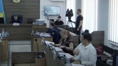 “Pyshaqty súrtip jatqanyn kórdim”. Sotta kámeletke tolmaǵan aıyptalýshydan jaýap alyndy