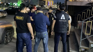 Aqtóbede ózin Antıkor qyzmetkerimin dep tanystyrǵan adam ustaldy