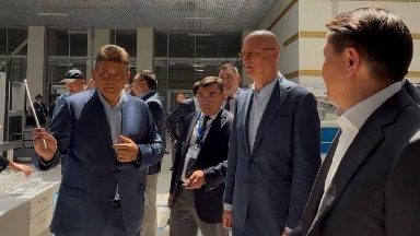 Роман Скляр “Нұр Жолы” өткізу бекетінде атқарылып жатқан жұмыстармен танысты