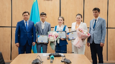 Түркістан облысы әкімінің орынбасары ҰБТ-дан 140 ұпай жинаған Жәнібек Әбілханды марапаттады