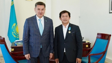 ШҚО әкімі Мемлекет басшысы қолынан «Құрмет» орденімен алған мәдениет қызметкерін құттықтады