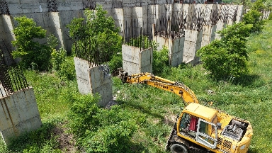 Almatyda birneshe jyl qańyrap turǵan qurylys nysany súrilip jatyr