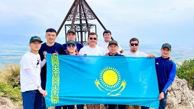 Memlekettik rámizder kúnine oraı qazyǵurttyq jastar 1700 metrden astam bıiktikke tý tikti