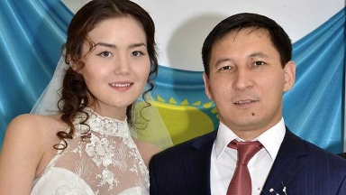 Әйеліне 10 жыл бойы зәбір көрсетіп келді деп айыпталған Сәкен Мамаштың соты басталды