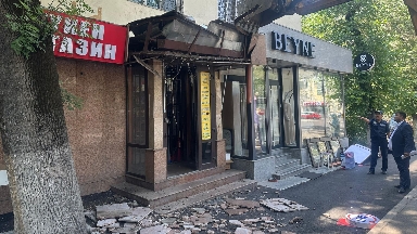 Almatyda turǵyn úı janyndaǵy zańsyz qosalqy nysandar súrilip jatyr