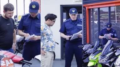 Almatylyqtar mopedti satyp alý kezinde birden tirkeı alady
