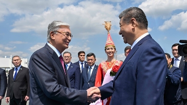 Тоқаев Си Цзиньпинді Астана әуежайынан қарсы алды