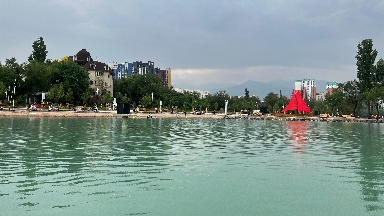 Almatyda Saıran kóline bir kúnde eki adam batyp ketti
