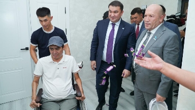 تۇركىستاندا كوپبالالى جانە الەۋمەتتىك وسال توپتاعى وتباسىلارعا پاتەر بەرىلدى