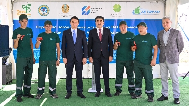 Алматыда қоқыс шығаруға арналған 50 жаңа машина берілді