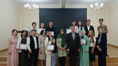 Ғылым ордасы: Парсы тілі курсын аяқтаған қызметкерлерге сертификат табысталды