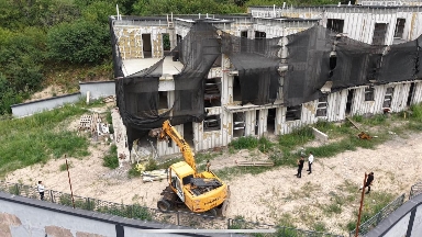Алматының тау бөктерінде салынған таунхаус сүріліп жатыр