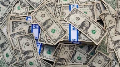ساراپشىلار دوللاردىڭ نەگە قىمباتتاپ جاتقانىن ايتتى