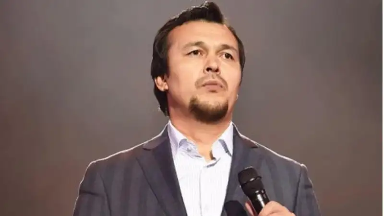 Ánshi Jubanysh Jeksenuli áýejaıda áıeldi balaǵattaǵany úshin sot aldynda jaýap berdi