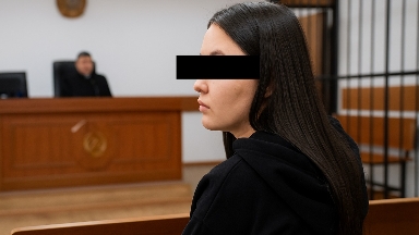 Атырауда қайырымдылық жасаған болып, жұртты алдаған блогер сотта жауап беріп жатыр