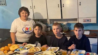 Qatonqaraǵaıda qazaq tilin úırengen orys balalary: "Basynda jatyrqap edik, keıin baýyr basyp kettik"