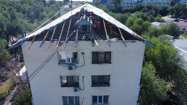 Жетісуда аумақтарды абаттандыру аясында 77 көпқабатты үйдің шатыры жөнделіп жатыр