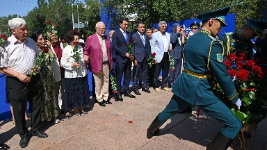 Almatyda 5000-nan astam adam Abaı ánderin shyrqap, eskertkishine gúl qoıdy
