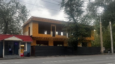 Алматының орталығында екі қабатты ғимарат бұзылып жатыр