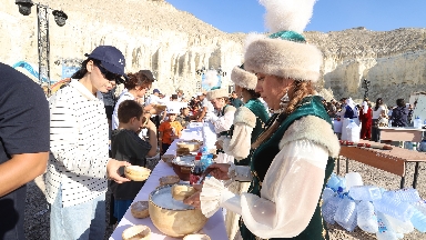 Mańǵystaýda alǵash ret «Aq Maıa Fest» shubat festıvali ótti