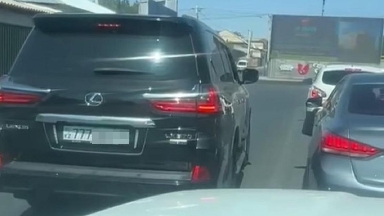 شىمكەنتتە جالعان ءنومىر تاققان Lexus مىنگەن دەپۋتات ۇستالدى