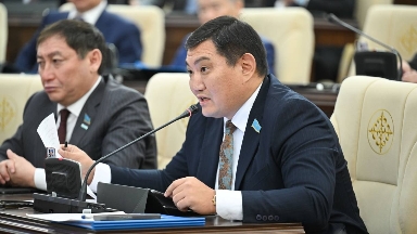 Depýtat Bazarbek Almaty taý bókterinde kotejder salýdy toqtatýdy talap etti