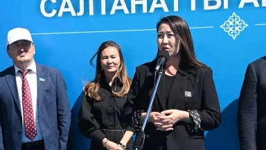 "Қазақстан халқына" қорының басшысы 2,4 млн теңгелік пиджагымен қызу талқыға түсті