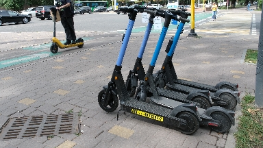 Almatylyq sheneýnikter samokatty kóringen jerge tastaıtyndarǵa qarsy aıla tapty