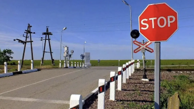 Қарағанды облысында пойыз бен жеңіл көлік соқтығысып, үш адам қаза тапты