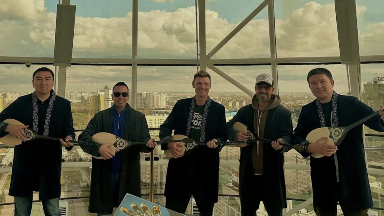 Backstreet Boys Астанада домбырадан сабақ алды