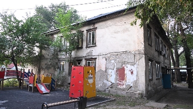 Едені шөгіп, шатыры тесілген: Алматы тұрғындары әкімнен қоныс аударуды жеделдетуді сұрады