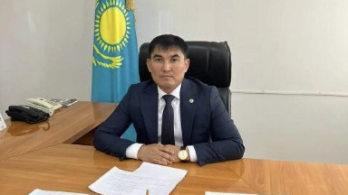 «Үздік әкім» атанған шенеунікке балабақша қызметкерін ұрды деген айып тағылды