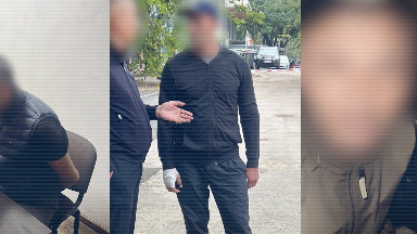 Алматыда бетперде таққан үш адам үй иелерін байлап, тонап кеткен