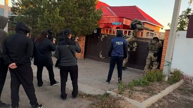 Астанада ауқымды операция өтті: ҰҚТ шетелдіктерден ақша алып, жалған құжат жасап берген