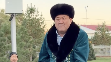 Бахаридин Әбләзімов өзіне берілген тұлпарды мешіт имамына сыйға тартты