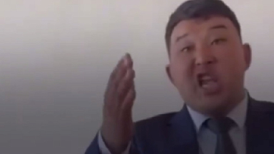 ШҚО-да ауыл әкімі халықты полицияның көзінше балағаттап тастаған