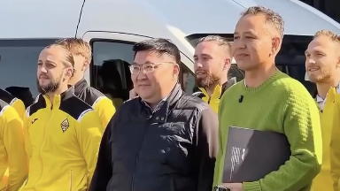 Тұрсын Алагөзов "Қайрат" футбол клубына екі көлік сыйлады