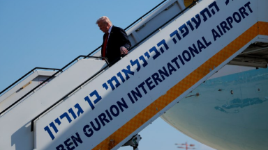 Дональд Трамп Израильге ұшып келді