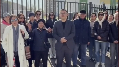 Алматыда бір топ адам жаңа мектептің қазақ тілінде оқытуын талап етті: әкімдік пікірі