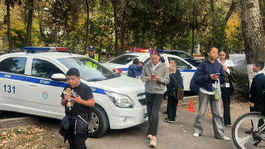 Bishkekte er adam balalardy baýyzdaımyn dep habar taratqan: oqýshylar onlaın oqýǵa kóshti
